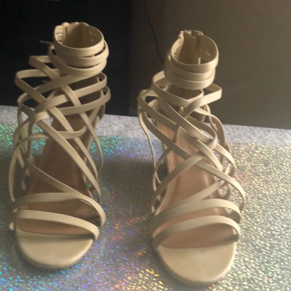 Womens cream size 8.5 shoes in good used condition - Picture 2 of 2